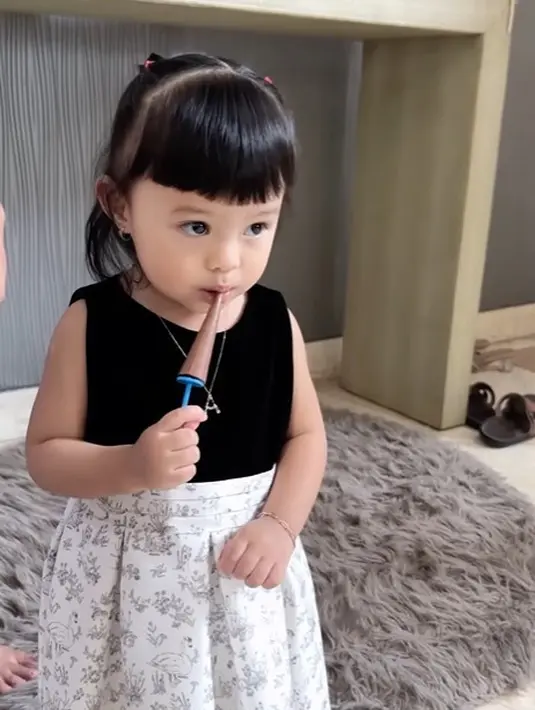 Outfit Ameena yang menggemaskan [Instagram/aurelie.hermansyah]