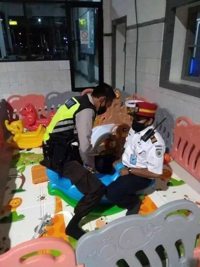 6 Tingkah Bapak-Bapak Kegirangan Ketemu Mainan Bocah, Menolak Tua