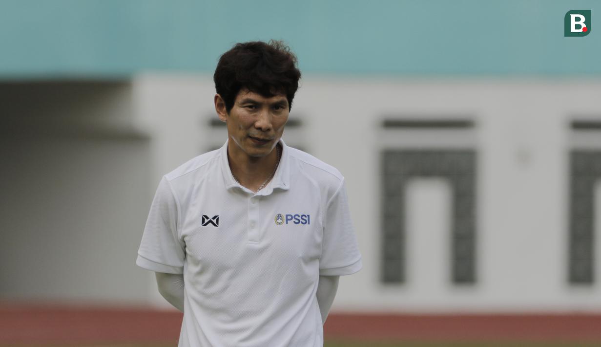Asisten pelatih Timnas Indonesia, Gong Oh-kyun, saat sesi latihan di Stadion Wibawa Mukti, Cikarang, Senin (13/1/2020). Gong Oh-kyun dinyatakan postif terpapar virus corona. (Bola.com/M Iqbal Ichsan)