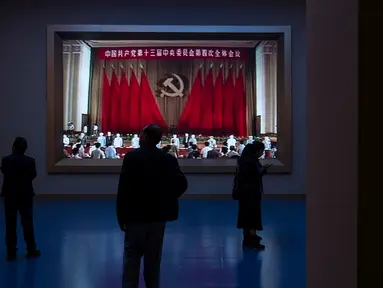 Orang-orang mengunjungi Communist Party of China (CPC) atau Museum Partai Komunis China di Beijing, China, Kamis (19/10/2023). Menurut Xinhua, Museum Partai Komunis China didedikasikan khusus untuk pameran permanen yang menunjukkan sejarah partai. (AP Photo/Louise Delmotte)