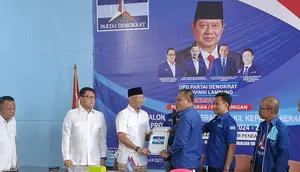 Rahmat Mirzani Djausal menyerahkan berkas pendaftaran cagub  Lampung ke Ketua Tim Penjaringan Demokrat Lampung, Hanifal.  Foto: (Liputan6.com/Ardi)