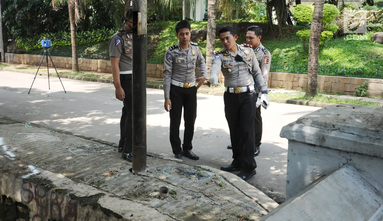 Polisi melakukan olah TKP di lokasi kecelakaan Ketua DPR, Setya Novanto di kawasan Permata Hijau, Jakarta, Jumat (17/11). Dari olah TKP, polisi menyimpulkan kecelakaan yang menimpa Setnov itu kecelakaan tunggal. (Liputan6.com/Helmi Fithriansyah)