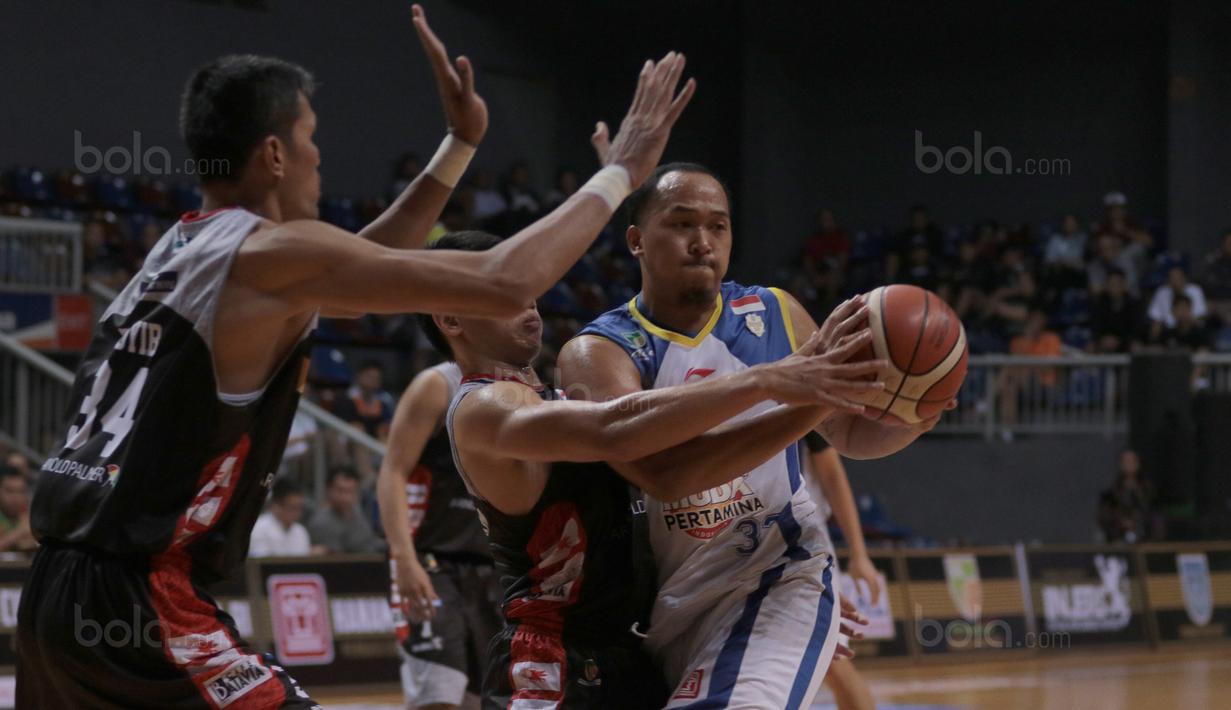 Pebasket Satria Muda, Arki Wisnu (kanan) mencoba keluar dari tekanan para pemain Aspac Jakarta pada laga Perbasi Cup 2017 di Sports Mall, Kelapa Gading, Jakarta, (09/11/2017). Satria Muda menang 86-79. (Bola.com/Nick Hanoatubun)