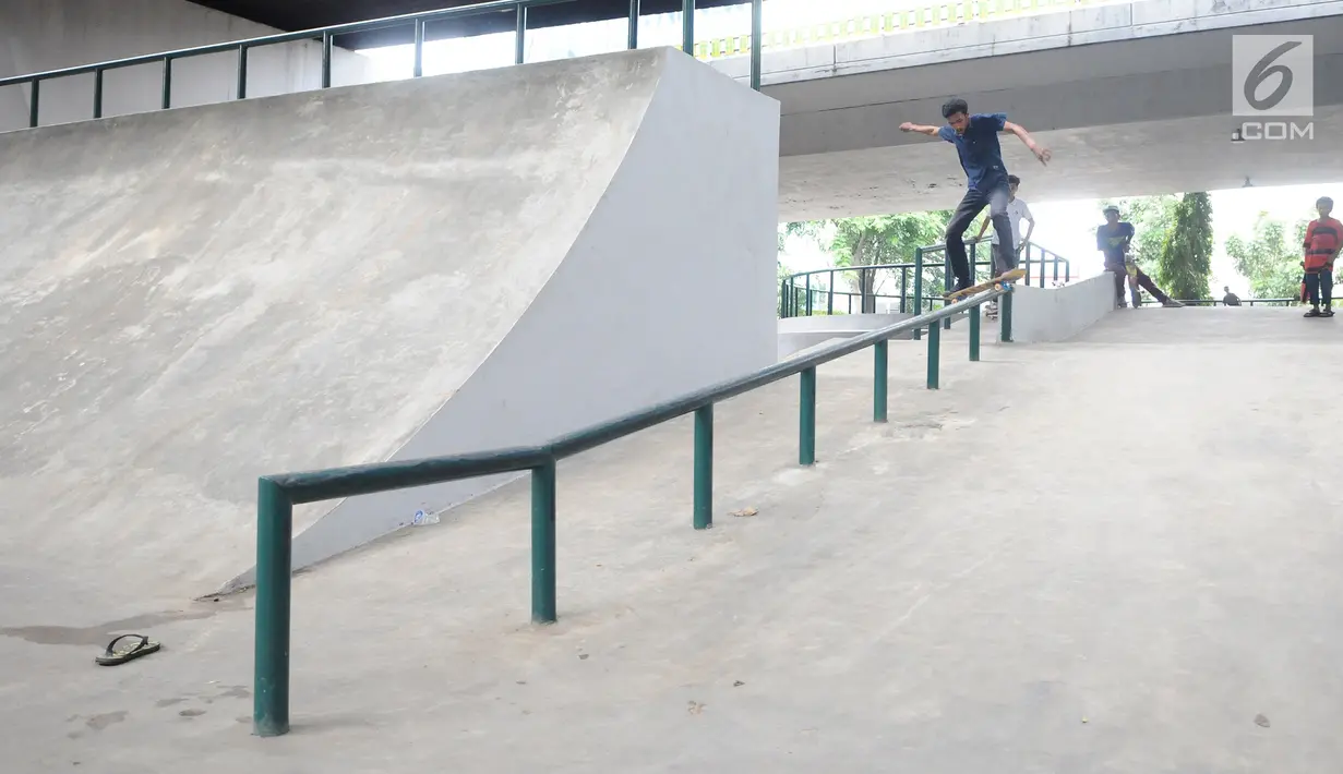 Skater sedang bermain di skaterpark di kolong Flyover Slipi, Jakarta, Selasa (15/1). Belum diresmikan, skaterpark di kolong Flyover Slipi, tampak berberapa dilintasan tampak rusak. (Liputan6.com/Herman Zakharia)