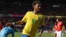 Bintang Brasil, Neymar, merayakan gol ke gawang Austria pada laga persahabatan di Stadion Ernst Happel, Wina, Minggu (10/6/2018). Austria kalah 0-3 dari Brasil. (Bola.com/Reza Khomaini)