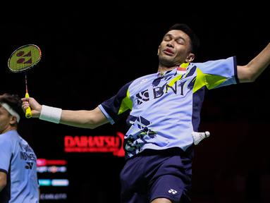 Pebulutangkis ganda putra Indonesia, Fajar Alfian/Muhammad Rian Ardianto gagal mengembalikan kok saat bertanding melawan pebulutangkis ganda putra China, China, Liu Yu Chen/Ou Xuan Yi pada laga perempatfinal Indonesia Masters 2023 di Istora Senayan, Jakarta, Jumat (27/01/2023). Fajar Alfian kalah dengan skor 21-11, 13-21, 23-25. (Bola.com/Bagaskara Lazuardi)