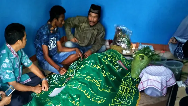 Pawang ular digigit king cobra dimakamkan