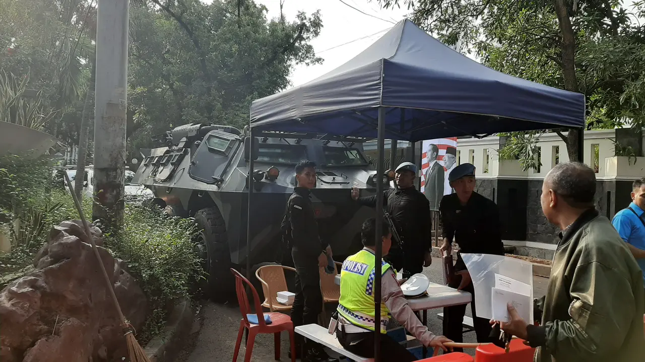 Aparat keamanan berjaga di sekitar rumah calon Wakil Presiden terpilih Ma'ruf Amin