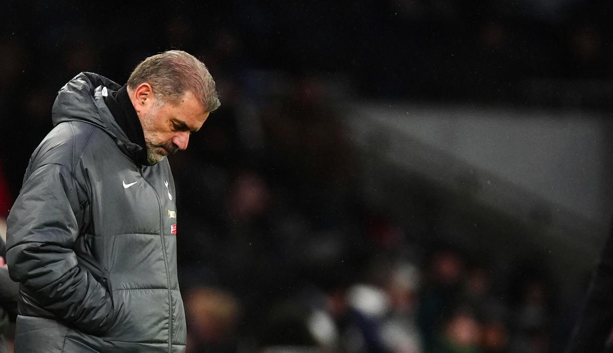 Pelatih Tottenham Hotspur, Ange Postecoglou, tak mampu menutupi kekecewaan setelah anak asuhnya kembali telan kekalahan di lanjutan Liga Inggris 2024-2025. Kali ini Spurs dipermalukan Leicester City dengan skor 1-2. Kekalahan ini membuat sang juru taktik karena gagal meraih kemenangan dalam tujuh laga terakhir di Liga Inggris. (Mike Egerton/PA via AP)