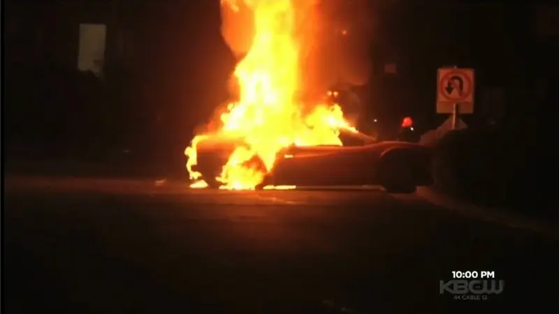 Ferrari Jadul Terbakar Saat Isi Bensin