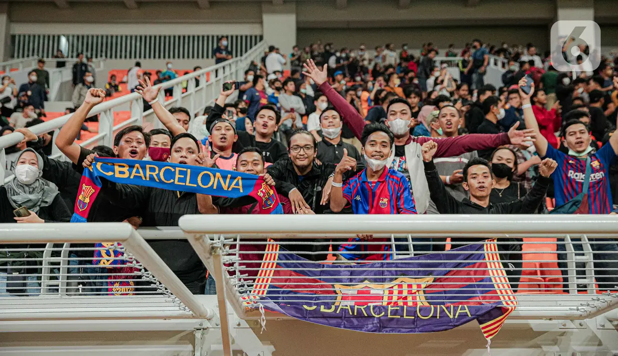 Fans Barcelona U-18 menyaksikan Barcelona U-18 melawan Altetico Madrid U-18 pada pertandingan International Youth Championship (IYC) 2021 di Jakarta International Stadium (JIS), Jakarta, Selasa (19/4/2022). Barcelona U-18 juara IYC 2021 usai kalahkan Altetico Madrid U-18.(Liputan6.com/Faizal Fanani)