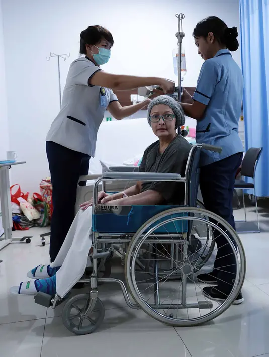 Kesabaran dari kedua putri cantiknya yang masih kecil itu membangkitkan semangatnya. Apalagi selalu mendampingi dan memberikan semangat. Meski menyimpan kesedihan lantaran putrinya tidak bisa melanjutkan sekolahnya. (Deki Prayoga/Bintang.com)