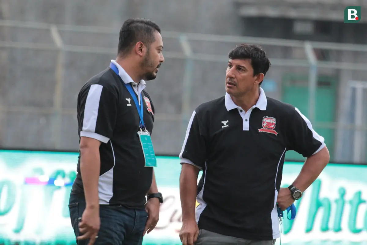 Pelatih Madura United, Angel Alfredo Vera (kanan), dan manajer Madura United, Umar Wachdin.