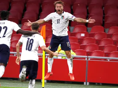 Gelandang timnas Italia, Nicolo Barella (tengah) berselebrasi dengan rekannya setelah mencetak gol ke gawang Belanda pada lanjutan UEFA Nations League Grup 1 Liga 1 di Johann Cryuff Arena, Senin (7/9/2020). Italia menang 1-0 saat berkunjung ke markas Belanda. (AP Photo/Peter Dejong)