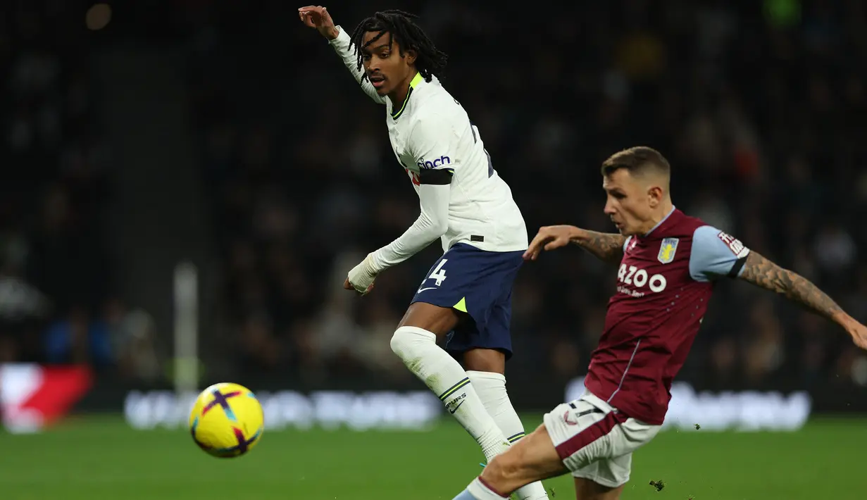 Bek Tottenham Hotspur, Djed Spence (kiri) berebut bola dengan bek Aston Villa, Lucas Digne pada laga Liga Inggris 2022/2023 di Tottenham Hotspur Stadium, London (1/1/2023). Djed Spence. Djed Spence didatangkan Tottenham Hotspur dari Middlesbrough pada awal musim 2022/2023. Hanya bermain dalam 6 laga di semua ajang hingga tengah musim 2022/2023, ia akhirnya dipinjamkan ke Rennes selama 6 bulan hingga akhir musim 2022/2023. (AFP/Adrian Dennis)