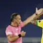 Gabriel Jesus diusir wasit setelah kakinya mengenai wajah pemain Chile, Eugenio Mena, saat berduel bola atas. (AP/Silvia Izquierdo)