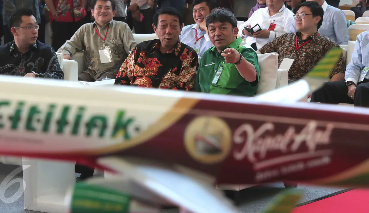 Direktur PT Santos Jaya Abadi Soedomo Margonoto (depan kedua kiri) saat berbincang dengan CEO Citilink Indonesia Albert Burhan di Bandara Soetta, Tangerang,(6/11/2015). (Liputan6.com/Angga Yuniar)