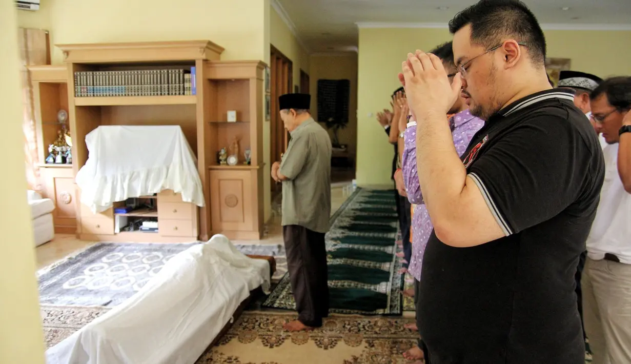 Menurut penuturan dari Adri Kumara anak lelaki almarhum, selain pengentalan darah bawaan, juga dikarenakan membengkaknya limpa di tubuhnya. (Adrian Putra/Bintang.com)