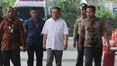 Gubernur Aceh Irwandi Yusuf didampingi petugas tiba di Gedung KPK, Jakarta, Rabu (4/7). Irwandi terjaring operasi tangkap tangan (OTT) bersama Bupati Bener Meriah Ahmadi dan delapan orang lainnya di Aceh pada Selasa malam. (Merdeka.com/Dwi Narwoko)
