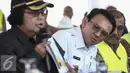 Gubernur DKI Jakarta Basuki T Purnama melihat paparan saat meninjau langsung pulau hasil reklamasi di pantai utara Jakarta, Rabu (4/5). Pulau C dan D merupakan hasil reklamasi, satu dari 17 pulau reklamasi di Teluk Jakarta. (Liputan6.com/Faizal Fanani)