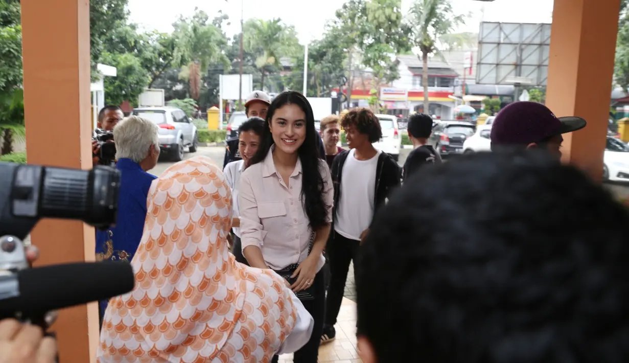 "Terimakasih sudah berbagi dengan oma opa disini. Sebagai pengganti kasih sayang anak-anak yang hilang, akan tergantikan oleh sentuhan kasih sayang kita," kata Ibu Kokom, pengurus Yayasan di kawasan Ciracas, Jakarta Timur. (Nurwahyunan/Bintang.com)