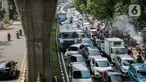 Kendaraan terjebak macet di Jalan Kapten Tendean, Mampang Prapatan, Jakarta, Senin (7/6/2021). Kemacetan arus lalu lintas dari arah Jalan Kapten Tendean menuju kawasan Blok M disebabkan penyempitan jalan karena adanya proyek galian SJUT yang memakan sebagian badan jalan. (Liputan6.com/Faizal Fanani)