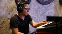 Saat ditemui usai rilis single DMasiv, David mengaku tak begitu mengikuti perkembangan sidang cerainya dengan sang istri. Selama ini, ia menyerahkan kepada kuasa hukumnya. (Nurwahyunan/Bintang.com)