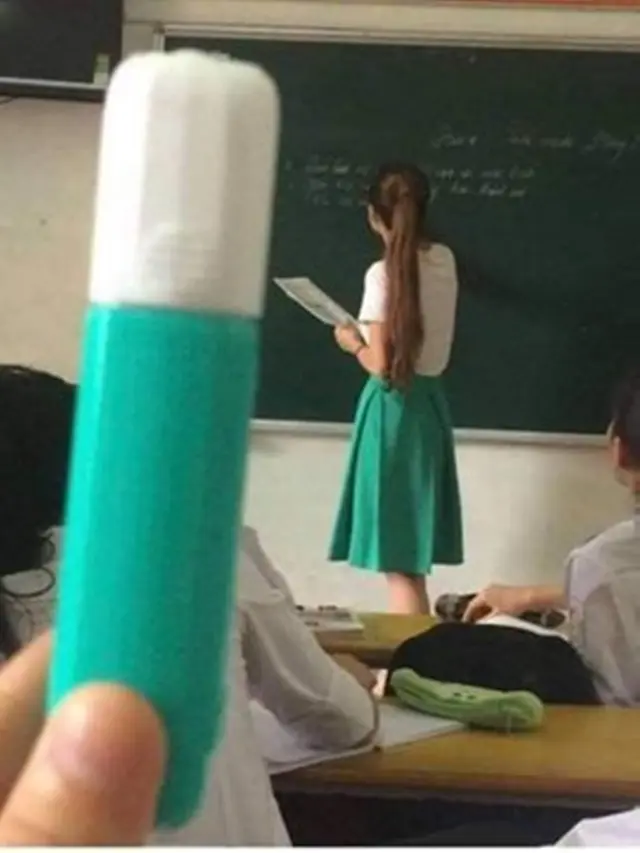 Siswa Ini Tunjukkan Pakaian Gurunya Mirip Alat Tulis, 6 Fotonya Kocak Banget