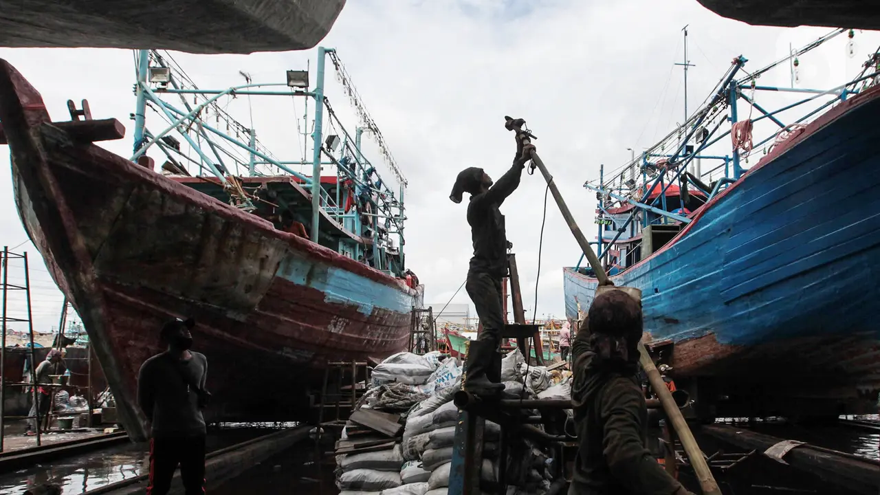 Mengintip Perbaikan Kapal Nelayan di Masa Pandemi COVID-19