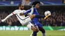 Gelandang PSG, Lucas Moura, berebut bola dengan gelandang Chelsea, Willian. Bermain di kandang The Blues, PSG berhasil menang 2-1. (Reuters/Stefan Wermuth)