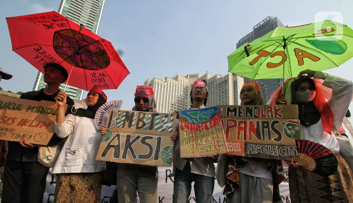 Dalam karnaval tersebut mereka menyampaikan suara keresahan menuntut pemerintah mengambil langkah serius memulihkan Krisis Iklim. (Liputan6.com/Angga Yuniar)