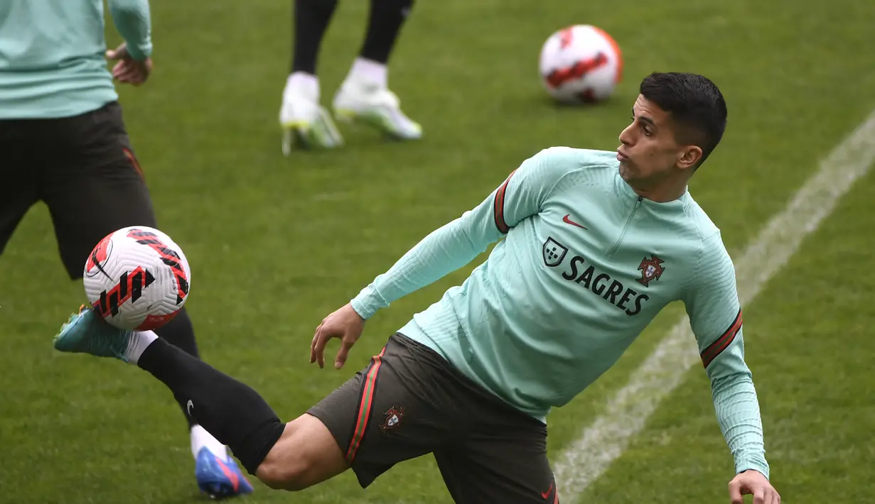 Bek Portugal, Joao Cancelo mengontrol bola saat mengikuti sesi latihan di stadion Dragao di Porto (28/3/2022). Portugal akan menghadapi Makedonia Utara di final Play-off Jalur C Kualifikasi Piala Dunia 2022 zona Eropa. (AFP/Miguel Riopa)