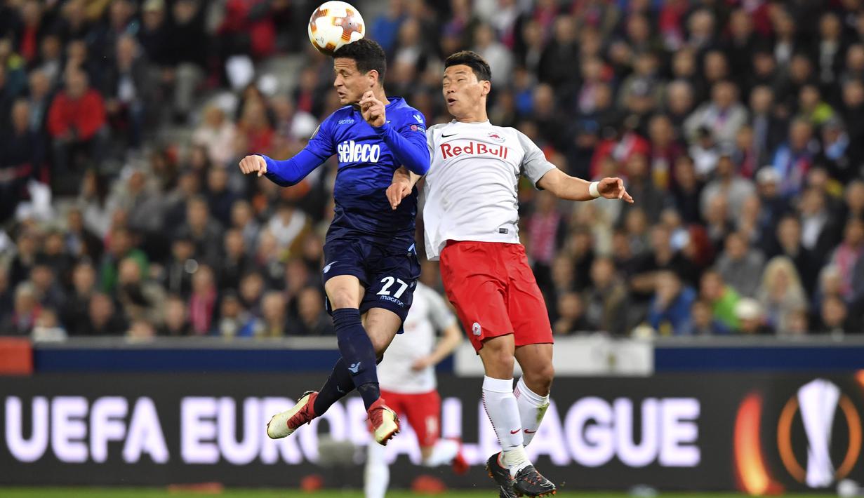 Duel pemain Lazio, Luiz Felipe (kiri) dan pemain Salzburg, Hee-Chan Hwang pada leg kedua Liga Europa di Red Bull Arena, Austria, (12/4/2018). Salzburg lolos ke semifinal dengan agregat gol 6-5. (AP/Kerstin Joensson)