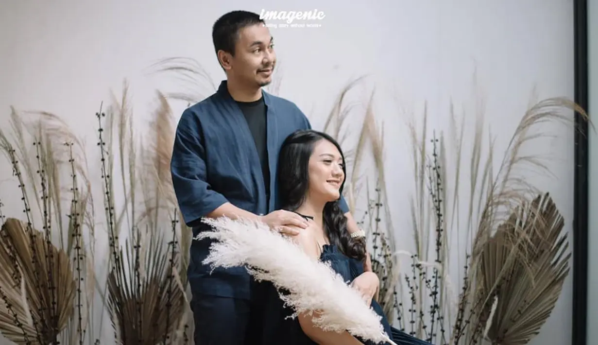 Keduanya nampak semakin romantis dengan kostum yang serasi. Walaupun hanya menggunakan setting di rumah, keduanya tetap terlihat romantis di foto ini dengan adanya tambahan background yang menghiasi. (Liputan6.com/IG/@raditya_dika)