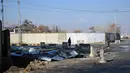Sebelumnya, kelompok separatis melancarkan serangan terkoordinasi di Provinsi Balochistan, Pakistan, pada Sabtu (31/1/2026). Tampak dalam foto, personel keamanan berdiri di lokasi ledakan di Quetta pada 1 Februari 2026, sehari setelah serangan oleh separatis Baloch. (Banaras KHAN/AFP)