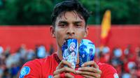 Striker Semen Padang, Muhammad Ridwan memamerkan pelindung kaki usai mencetak gol ke gawang Madura United dalam laga pekan ke-31 BRI Liga 1 2024/2025 yang berlangsung di Stadion H. Agus Salim, Padang, Minggu (4/5/2025).