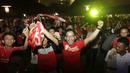 Para pendukung Liverpool merayakan kemenangan atas Chelsea 3-1 saat nonton bareng bersama Bola.com di Summarecon Mal Bekasi, Jawa Barat, Sabtu (31/10/2015). (Bola.com/Vitalis Yogi Trisna)