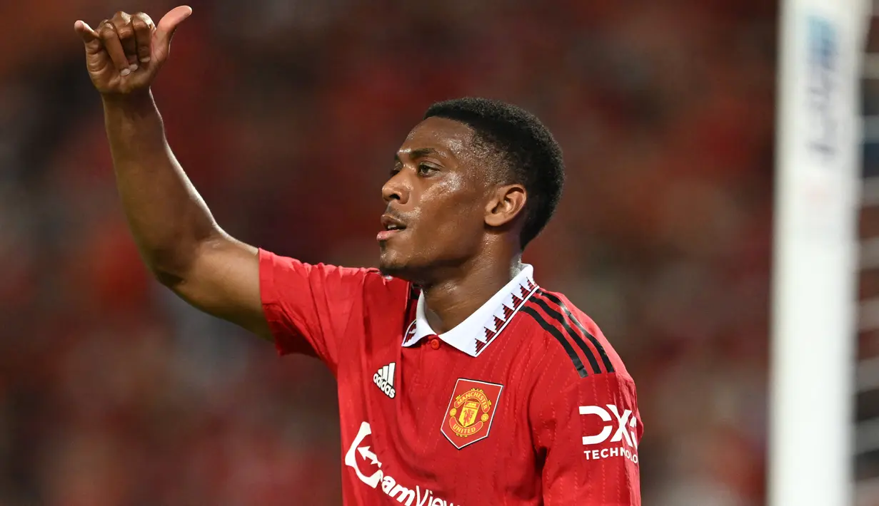 Anthony Martial. Striker Prancis berusia 26 tahun yang baru saja kembali ke Manchester United usai dipinjamkan selama setengah musim ke Sevilla ini langsung tampil oke dalam pramusim 2022/2023 bersama Setan Merah. Dalam 3 laga awal, ia selalu menyumbang 1 gol tiap laga, masing-masing saat menang 4-0 atas Liverpool (12/7/2022), 4-1 atas Melbourne Victory dan 3-1 atas Crystal Palace. Di laga ke-4 (23/7/2022) saat MU ditahan imbang 2-2 Aston Villa, ia gagal menyumbang gol. Berkat ketajamannya, besar kemungkinan ia akan dijadikan striker utama di bawah Erik ten Hag menghadapi musim 2022/2023. (AFP/Manan Vatsyayana)