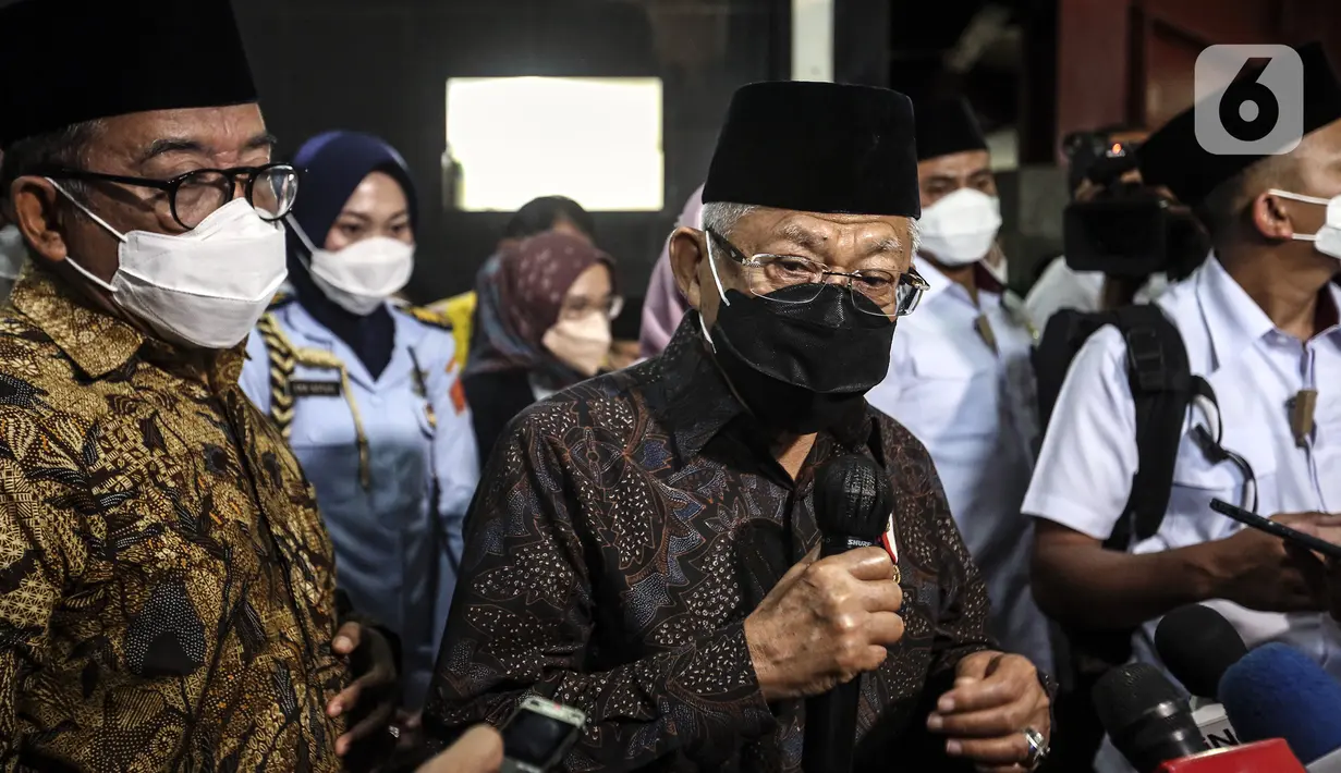 Wakil Presiden K.H. Ma'ruf Amin melayat mendiang Menpan RB Tjahjo Kumolo di Kantor Kemenpan RB Sudirman, Jakarta Selatan, Jumat (1/7/2022). Sebelumnya, Tjahjo Kumolo memang diketahui tengah menjalani perawatan intensif dalam beberapa hari terakhir. (Liputan6.com/Johan Tallo)
