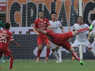 Pemain Persija Jakarta, Michael Krmencik (tengah) berusaha mencetak gol ke gawang Persis Solo dalam laga pekan ke-2 BRI Liga 1 2022/2023 antara Persija Jakarta melawan Persis Solo di Stadion Patriot Candrabhaga, Bekasi, Minggu (31/7/2022) sore WIB. (Bola.com/Ikhwan Yanuar)