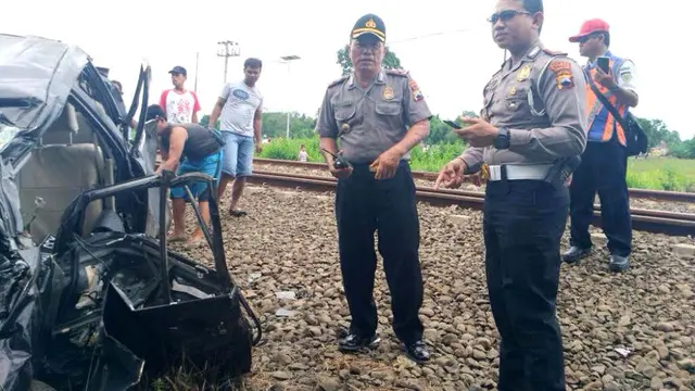 Mobil terlempar sejauh 30 meter akibat bertumbukan dengan dengan KA Argo Muria. (Foto: Liputan6.com/Muhamad Ridlo/Polres Pemalang)