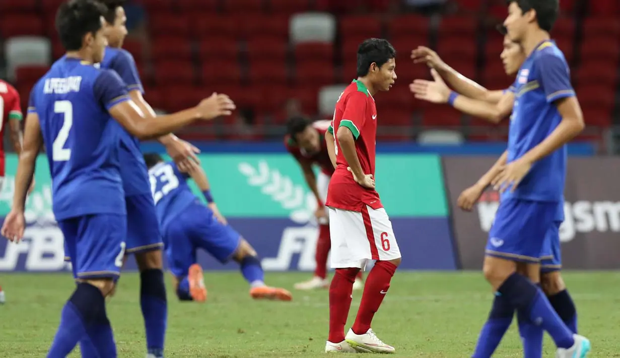 Ekspresi Evan Dimas Darmono setelah gawang Indonesia U-23 kembali kebobolan. (Bola.com/Arief Bagus)