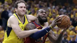 Pemain Cleveland Cavaliers, LeBron James (kanan) dilanggar pemain Indiana Pacers, Bojan Bogdanovic pada game keenam playoffs NBA basketball di Bankers Life Fieldhouse, Indianapolis, (27/4/2018). Pacers menang 121-87. (AP/Darron Cummings)