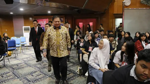 Menteri Koordinator Bidang Perekonomian Airlangga Hartarto memberikan sambutan mewakili Wakil Presiden Ma’ruf Amin di Kompetisi Ekonomi (KOMPek) ke-26 Fakultas Ekonomi dan Bisnis Universitas Indonesia, Selasa (30/1/2024). (Dok Kemenko Perekonomian)