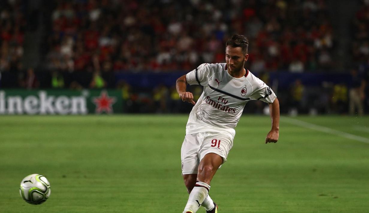 1. Andrea Bertolacci - Pemain yang tampil cukup impresif di tahun awal kedatangannya ke AC Milan. Namun cedera kambuhan membuat permainan pemain kidal tersebut sulit berkembang. (AFP)