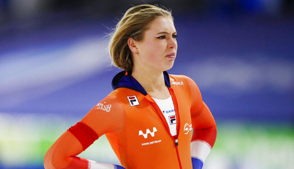 Atlet asal Belanda, Jutta Leerdam, usai beraksi pada nomor 1000 m putri di Kejuaraan Dunia Speed Skating di Thialf ice arena, Heerenveen, Belanda, Minggu (24/1/2021). (AP/Peter Dejong)