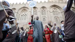 Para peserta dari Mesir yang ikut berpartisipasi dalam International Drums and Traditional Arts Festival di jalan El-Moez, Kairo, Mesir (21/4). Festival ini bertujuan untuk menyebarkan toleransi dan kesadaran budaya. (AP Photo/Amr Nabil)