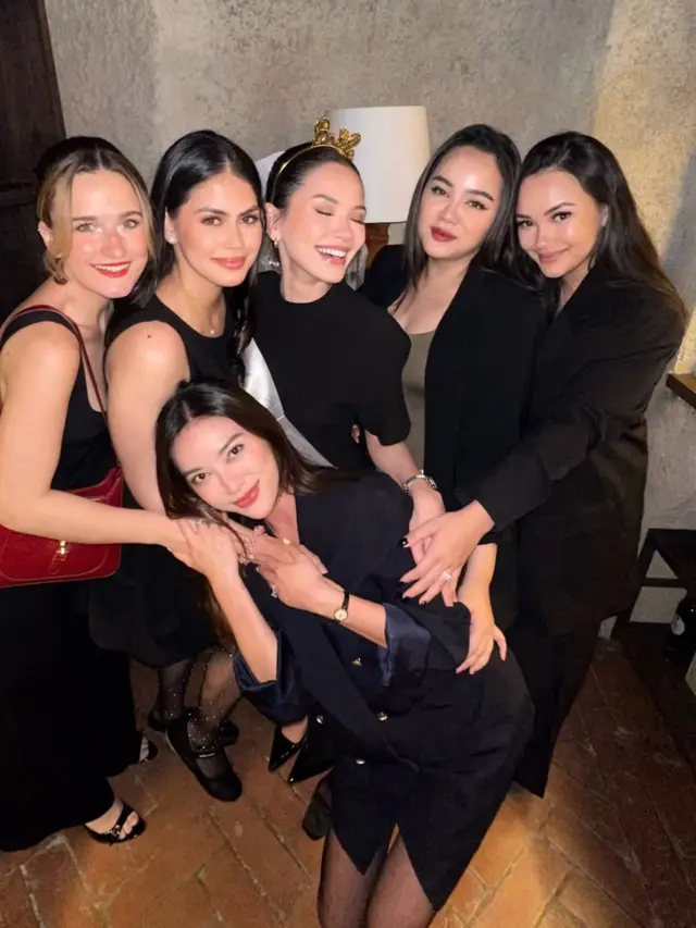 Kakak Alyssa Daguise saat bridal shower sang adik. [@anissaica]