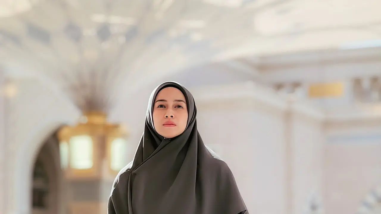Gaya OOTD Nina Zatulini saat di Tanah Suci. (instagram/instagram.com/ninazatulini22)