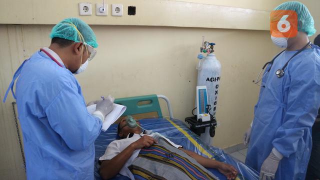 tim dokter di kamar isolasi PDP